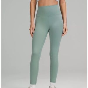 Lululemon size 4 leggings 💕